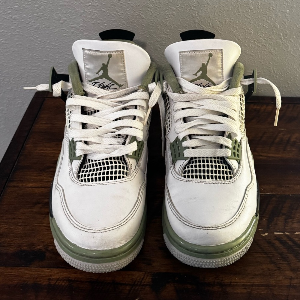 Air Jordan 4’s ‘Seafoam’ - White and Green size 9.5